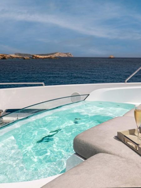 MAM Charter Yacth pool